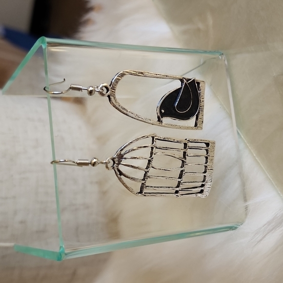 Blackbird swinging  Cage Earrings,cute,asymetrical,unique earrin - Picture 2 of 3